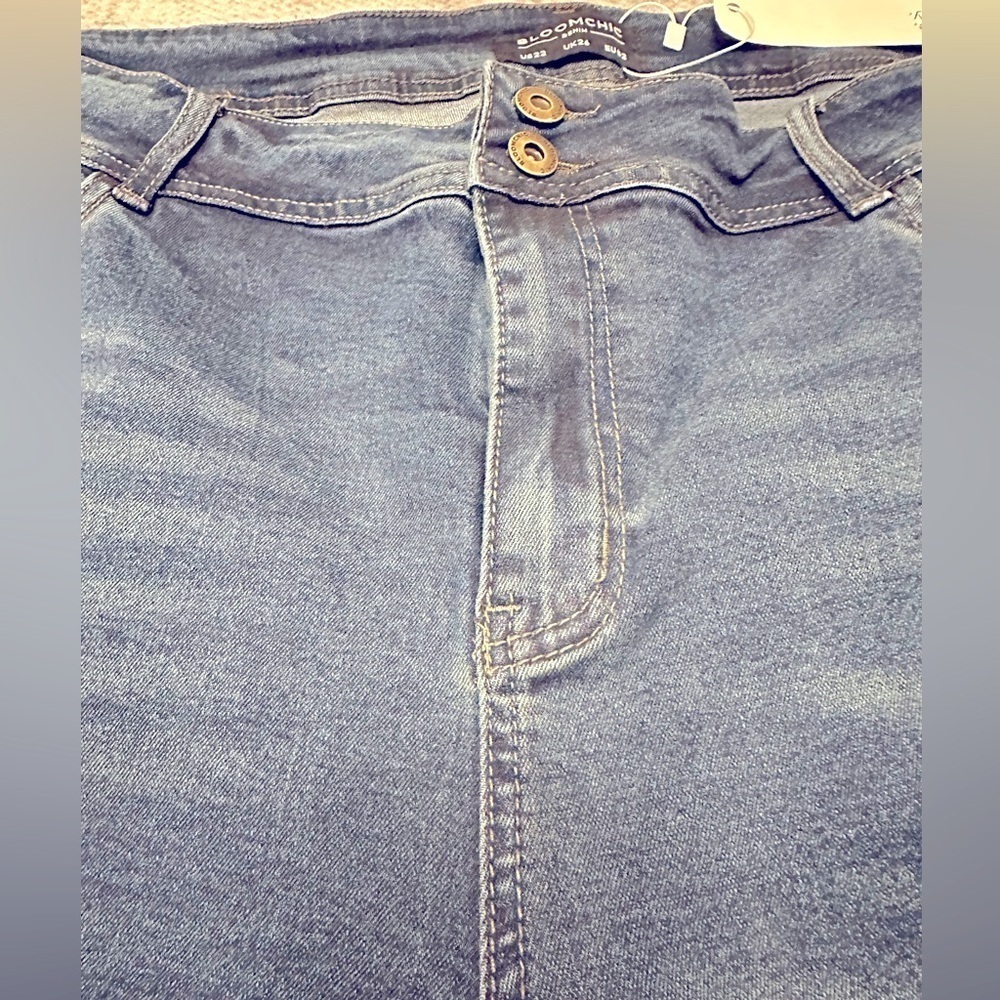 BloomChic Plus Size 3XL Stretchy High Rise Dark Wash Cropped Jeans us22 - Picture 3 of 5